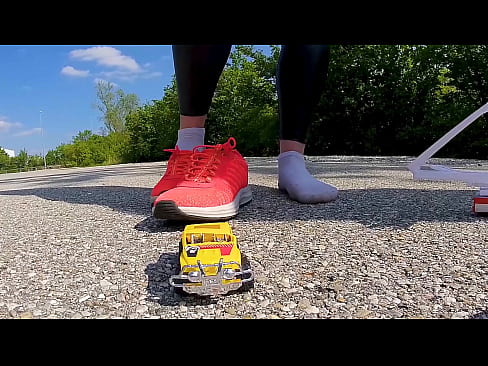 Gigant crushes crush Trample 9 toy cars shoeplay foot crash the cars destroyed, kicked, trampled, kicked, trampled, crushed,