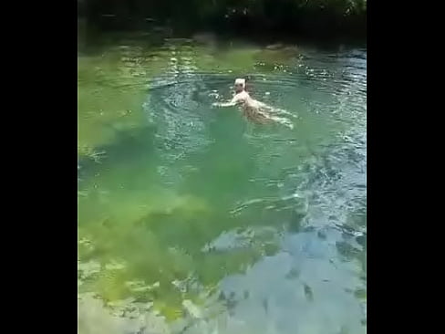 Deutsche Milf Mama Sandra in Kroatien auf mreznica schwimmt ganz nackt im wasser