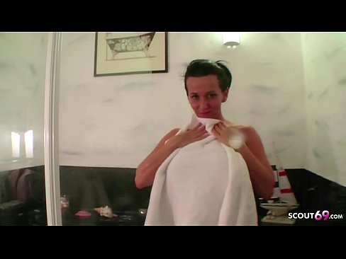 Jungspund darf reife Nachbarin nackt in der Dusche filmen als Masturbation Hilfe