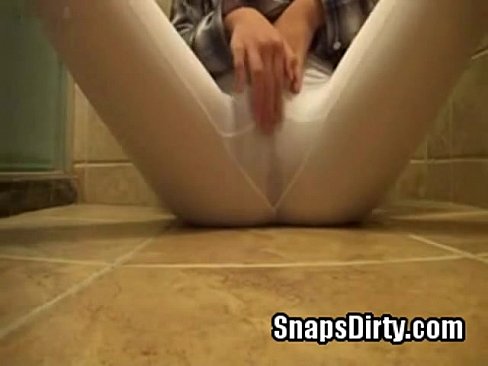 teen from SnapsDirty squirt in tight leggings