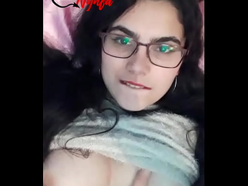 Ingrid Nynfa sensualizando mostrando os seios