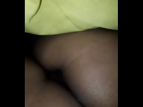 bajo la colcha con celular
