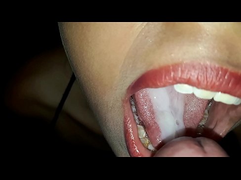 Gran chupada de mi novia sexy y putita le dejo la leche asta la garganta.