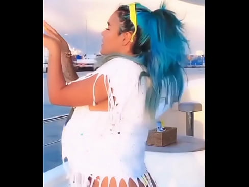 Karol G En Yate, mostrando su rico culito