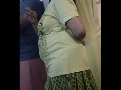 Sanila kerala mallu auntie showing her big 36size boobs in tshirt