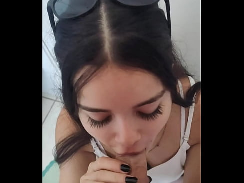 Debora Prado aproveitou que estávamos sozinhos no apartamento e fez um garganta profunda perfeito  Debora Prado aproveitou que estávamos sozinhos no apartamento e fez um garganta profunda perfeito
