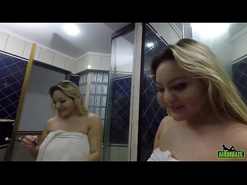 Loira dos peitões gigantes filmada se arrumando e tomando banho  Loira dos peitões gigantes filmada se arrumando e tomando banho