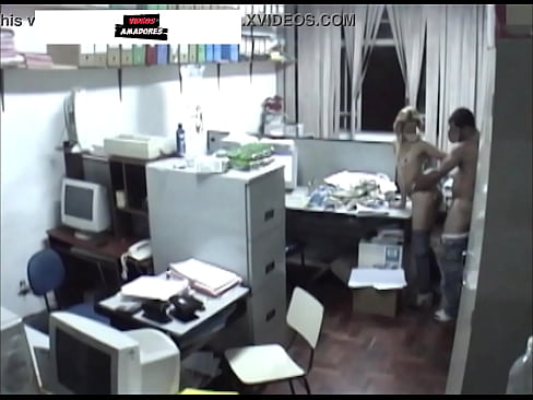 Câmera de segurança filma loira gostosa fodendo com colega em escritório de contabilidade