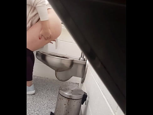 Big Butt Peeing Porn