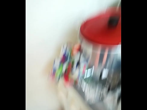 Tía barriendo en short apretado