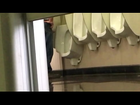 maduro punhetando no banheiro público
