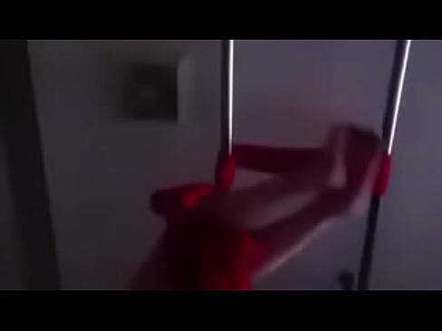 Chupando amarrada de cabeça pra baixo