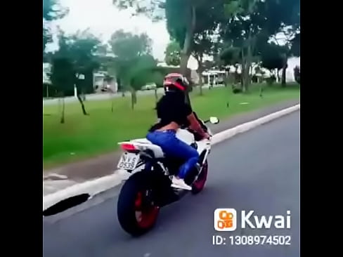 Mulher pilotando moto