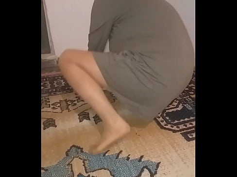 Olgun hatun külotlu çorapla halı temizliği yapıyor  Olgun hatun külotlu çorapla halı temizliği yapıyor