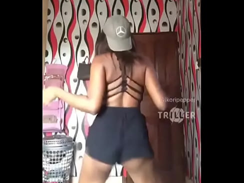 Sexy ebony thot twerking