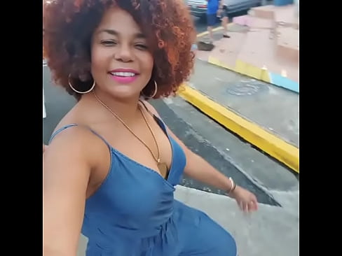 Famosa influence madura dominicana se le sale una teta en publico