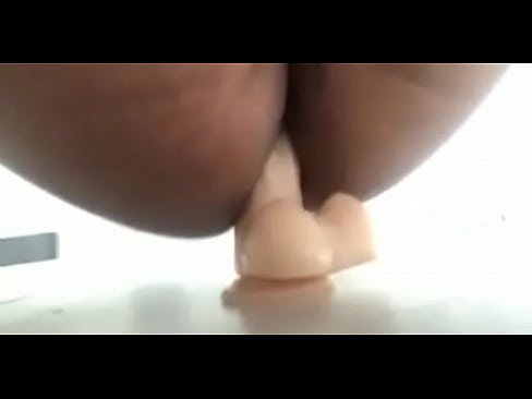 Mi culito hambriento en el baño