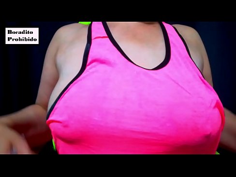Milf jugando con sus tetas