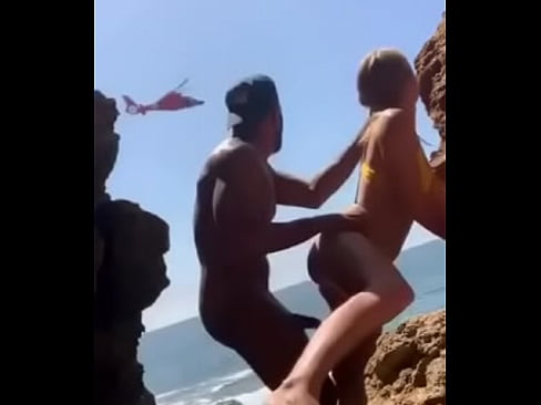 Cogiendo con mi rubia en la playa