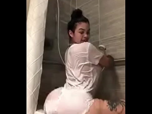 Sexy Latina Shaking Her Buns In The Bathtub