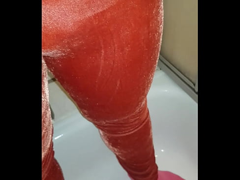 Rote Samthose und pinke Socken vollpinkeln