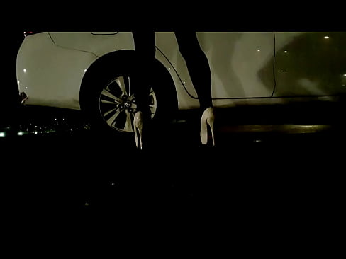 女装男子野外露出 放尿 在车上射在高跟鞋