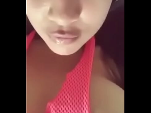 Latina dándose deo