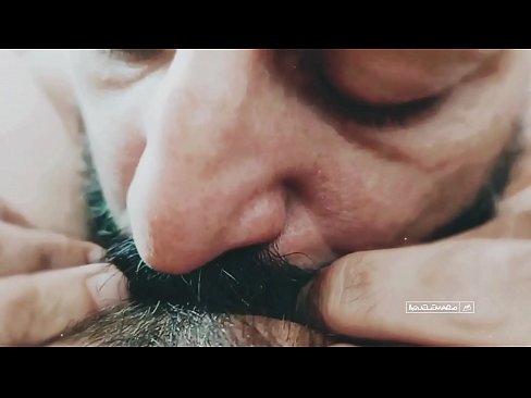 Chupada deliciosa na buceta peluda da namorada