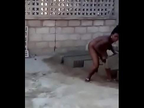 Moçambicana trabalhando pelada