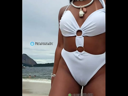Jovem negra mostrando a. Buceta na praia pública