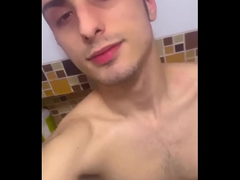 Garoto se masturbando no banheiro sozinho