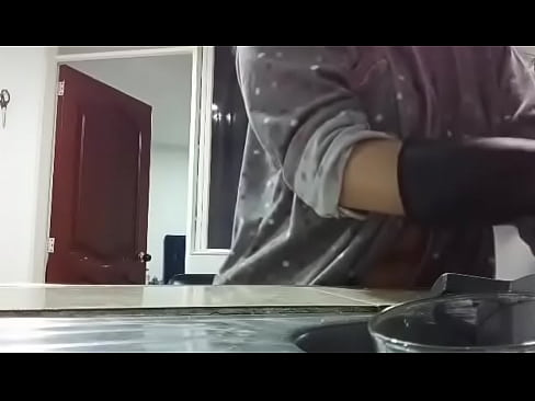 video de la madrastra cocinando con sus tetas al aire