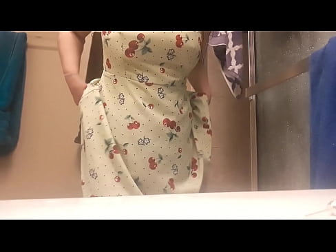 Dulcemendra pissing with tasty juicy peach