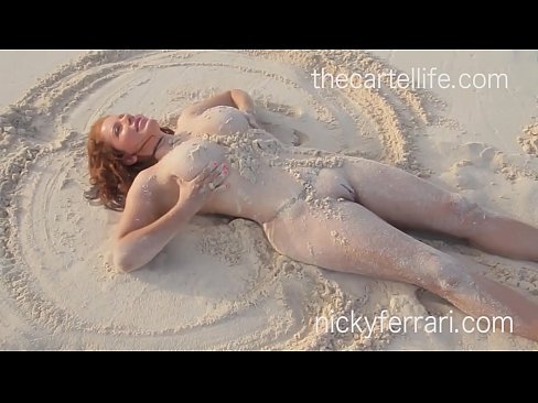 La Madre de Charly  desnuda en la playa.
