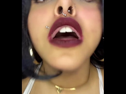 Gordinha de quatro nua tiktok  18 batom vermelho