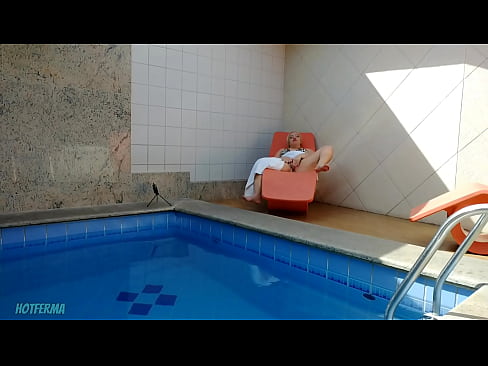 Homem  vê a esposa do vizinho se masturbando e vai oferecer ajuda  Homem  vê a esposa do vizinho se masturbando e vai oferecer ajuda