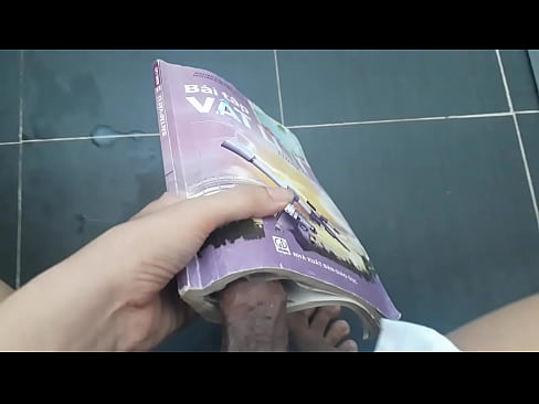 Học sinh ra nhà vệ sinh trường thủ dâm