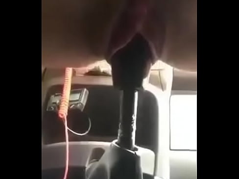 Chica se masturba con una palanca del auto