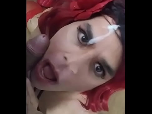 Shemale Oscarina Grandeas sucking 's cock