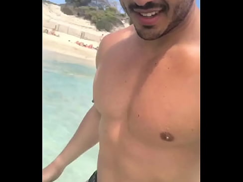 Lucas hombre acompañante joven moreno italiano en Eivissa - Ibiza Guía de