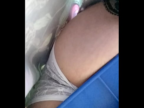 Por baixo da saia da branquinha gostosa