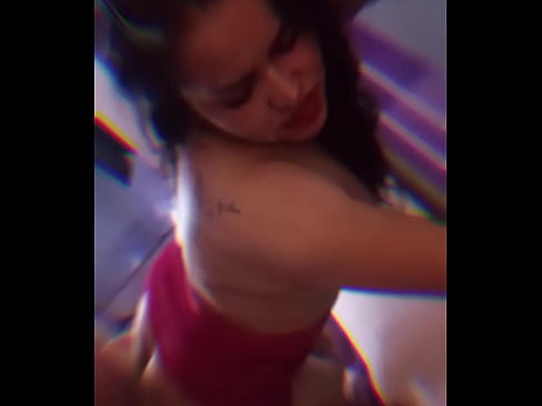En faldita roja bien cogida como puta pidiendo vergas