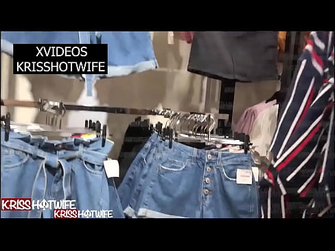Kriss Hotwife Se Exibindo No Shopping Lotado Com Legging Transparente Com Calcinha Marcando e Metade Da Bunda De Fora