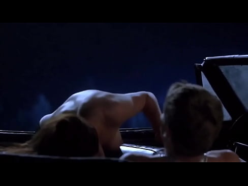 Anne Hathaway teniendo sexo en el auto