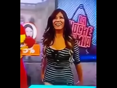 Chica muestra su tanga en TV