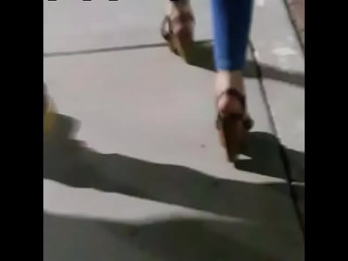 Chica buenota en pantalones azúles caminando en cámara  lenta (2da parte)