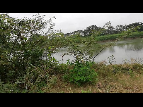 Esposa infiel con su amigo vergon cogiendo frente al rio.