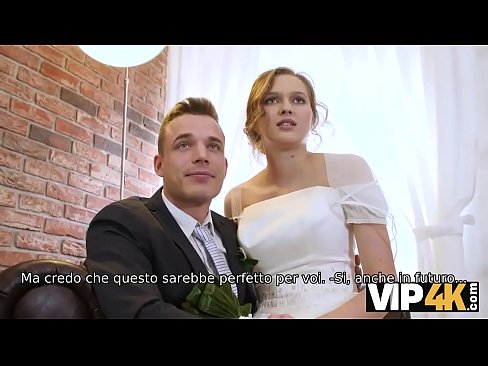 VIP4K. La bellezza in abito da sposa succhia il cazzo dello sconosciuto e si fa scopare