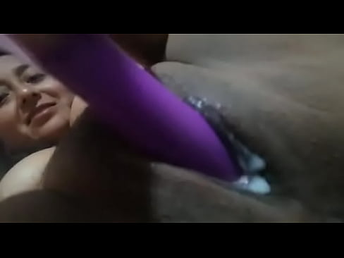 Se mete su consolador