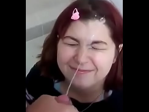 pelirroja con leche en la cara xd